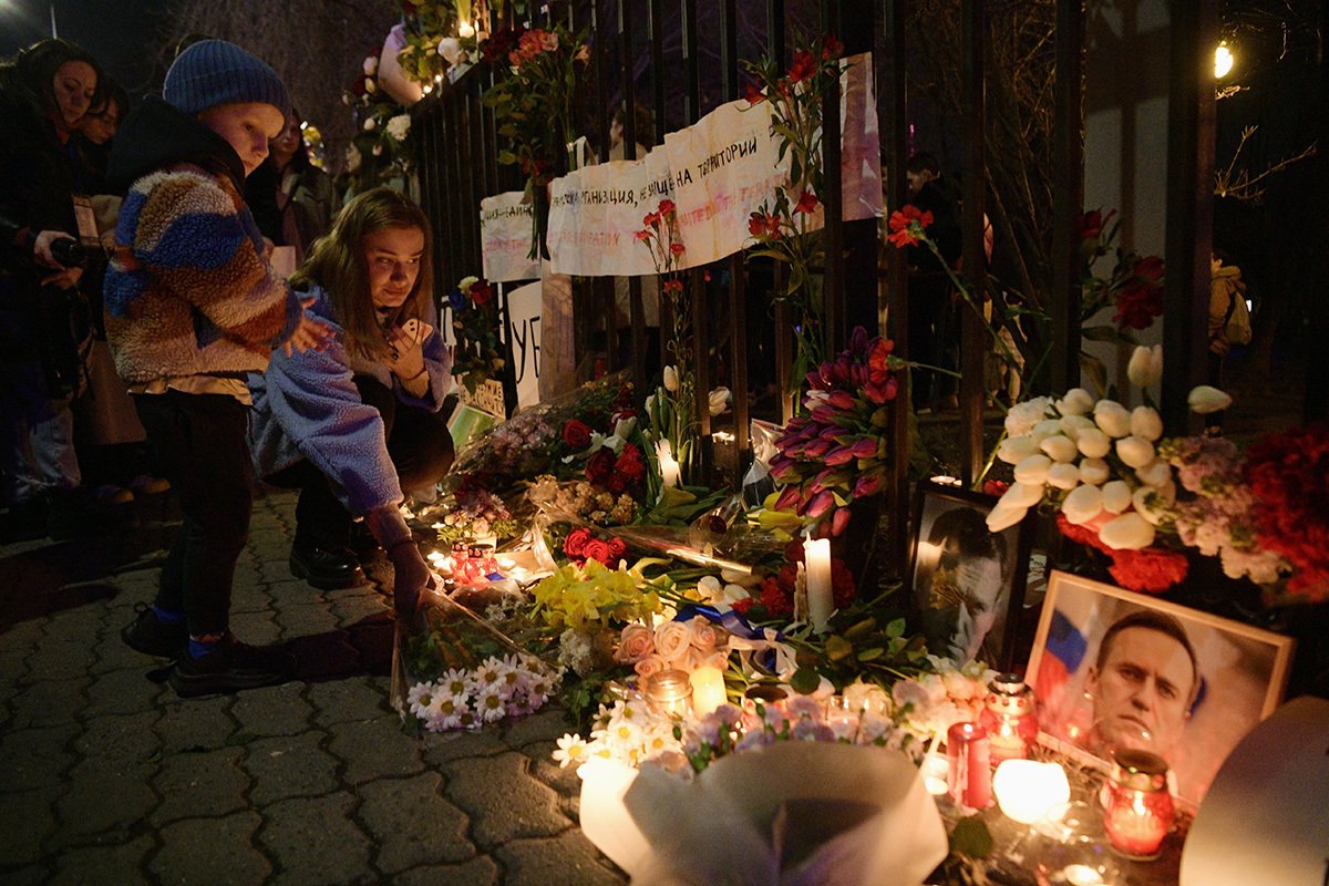 Возложение цветов у российского посольства в Ереване, 16 февраля 2024 года. Фото: Александр Патрин / Коммерсантъ / Sipa USA / Vida Press