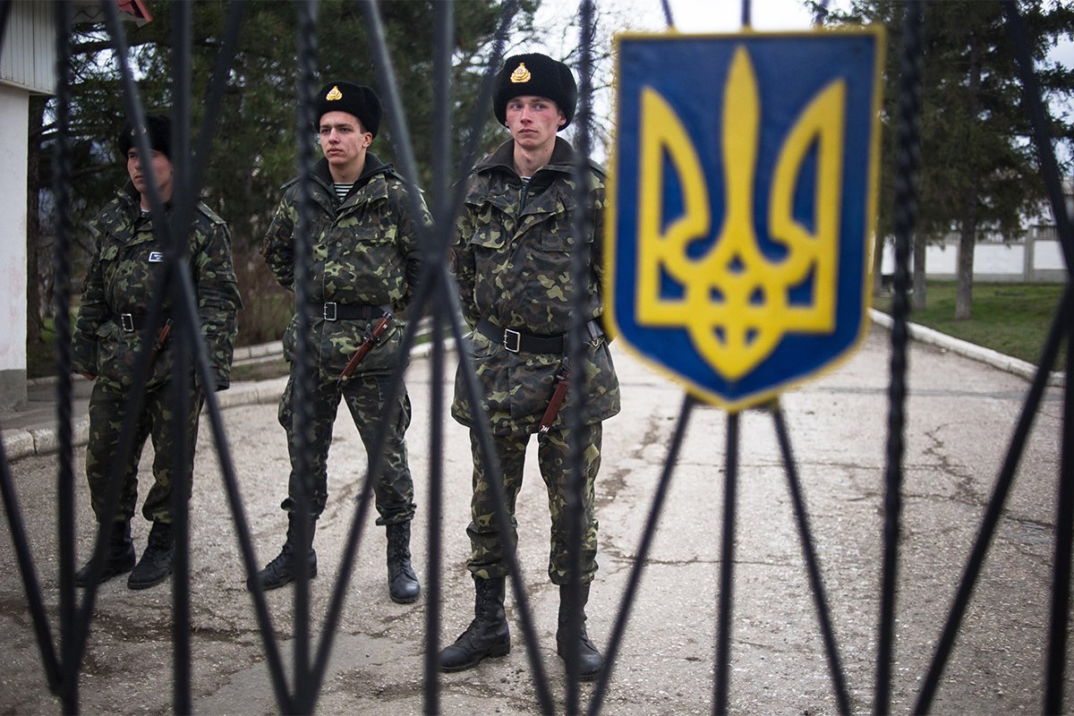 Украинские военные на территории воинской части в селе Перевальное под Симферополем, Украина, 2 марта 2014 года. Фото: Алексей Фурман / EPA