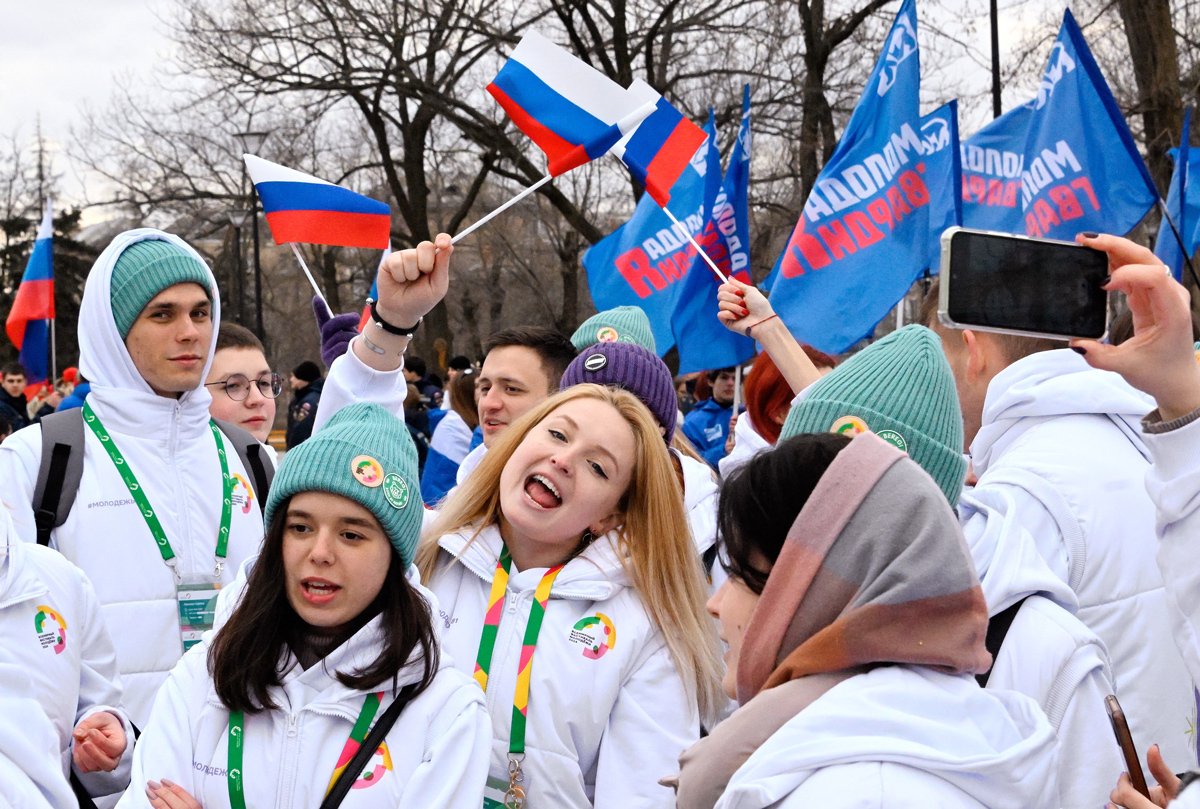 Участники фестиваля молодёжи с флагами Молодой Гвардии в Луганске, 9 марта 2024 года. Фото: Анатолий Жданов / Коммерсантъ / Sipa USA / Vida Press