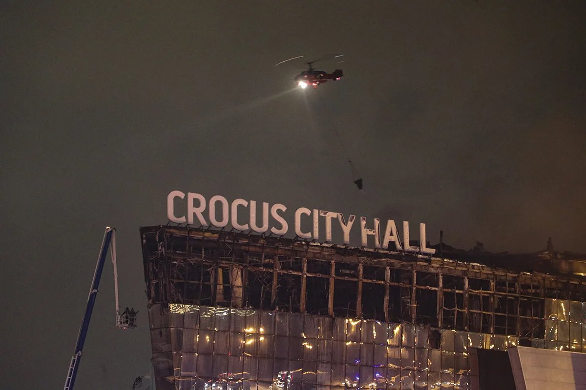 A Russian fire fighting helicopter at the Crocus City Hall concert venue in Moscow, 22 March 2024. Photo: Maxim Shipenkov / EPA-EFA