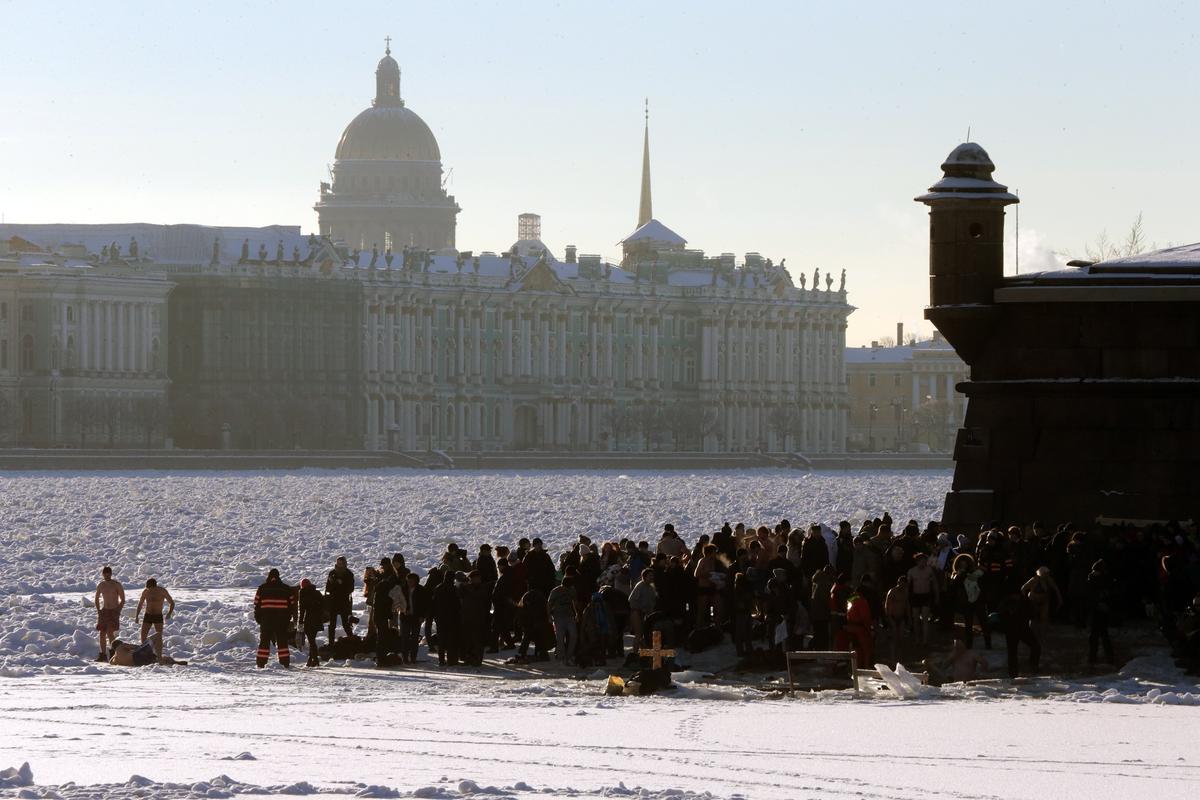 Russian Orthodox believers mark Epiphany by taking a dip in the freezing Neva River, in the centre of St. Petersburg, 19 January 2014. Photo: EPA / ANATOLY MALTSEV