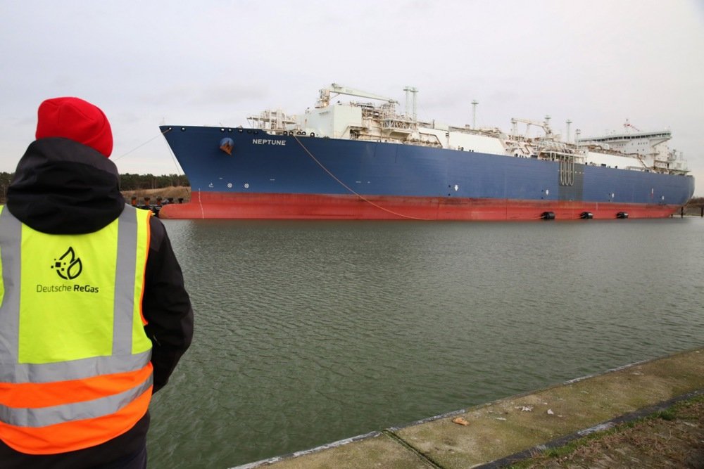 A ship enters the industrial port of Lubmin, Germany, during the commissioning of the LNG Terminal Deutsche Ostsee on 14 January 2023. Photo: EPA-EFE/NORBRT FELLECHNER / POOL