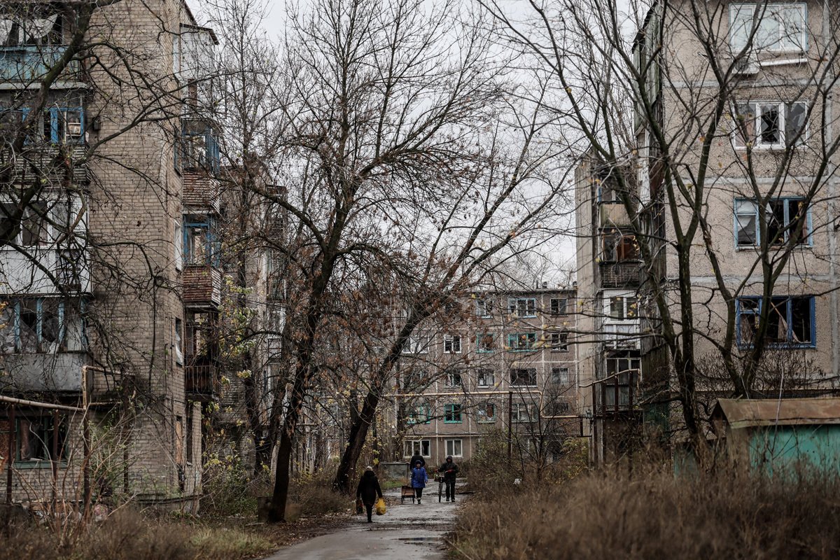 Местные жители обходят жилые дома в Часовом Яре, недалеко от линии фронта в Донецкой области, Украина, 9 ноября 2023 года. Фото: Олег Петрасюк / EPA-EFE