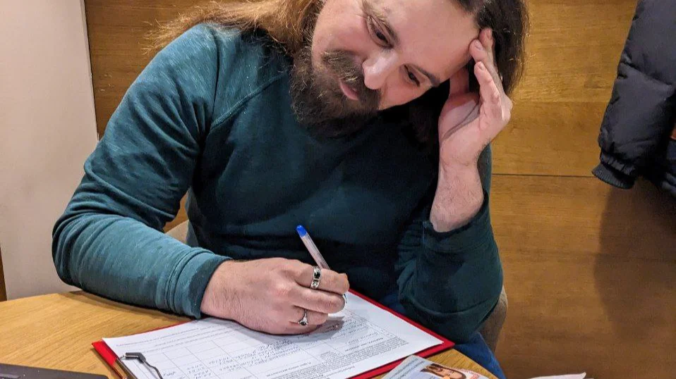 «Держали в кольце до прибытия полиции». Как преследовали волонтеров Надеждина во время сборов подписей