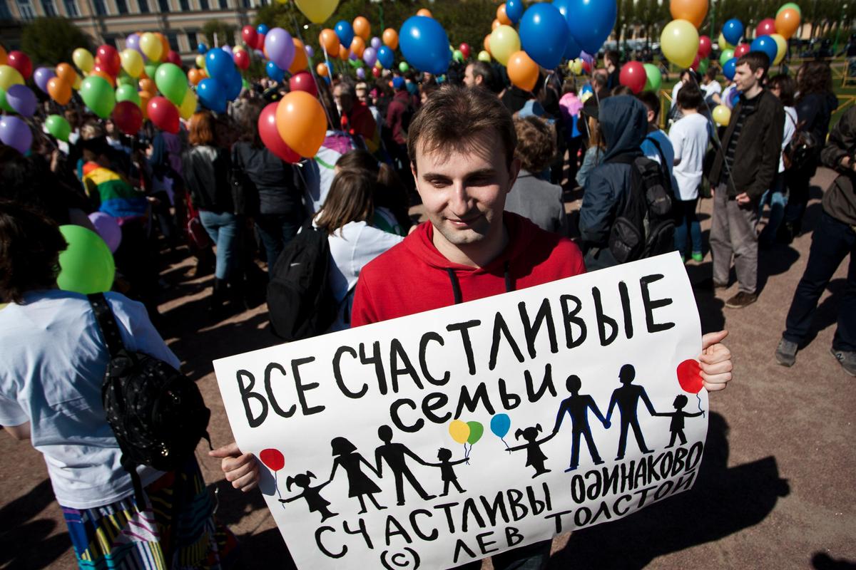 Активисты ЛГБТ-сообщества принимают участие в митинге в честь Международного дня борьбы с гомофобией на Марсовом поле в Санкт-Петербурге, 17 мая 2014 года Фото: Валя Егоршин / NurPhoto / Getty Images