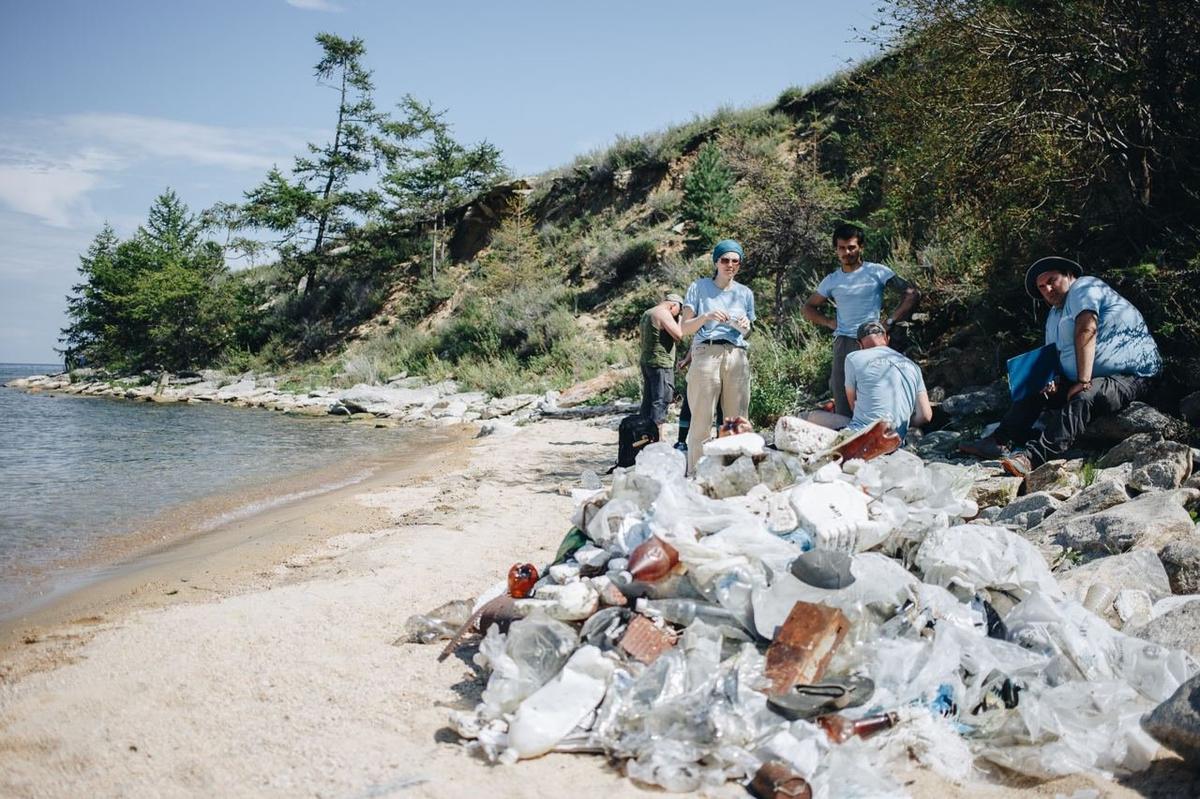 Сбор мусора на озере Байкал. Фото: «Гринпис»