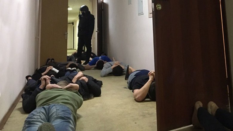 Обыски и массовые задержания студентов в общежитии РГГРУ, 2018 год. Фото: скрин  видео