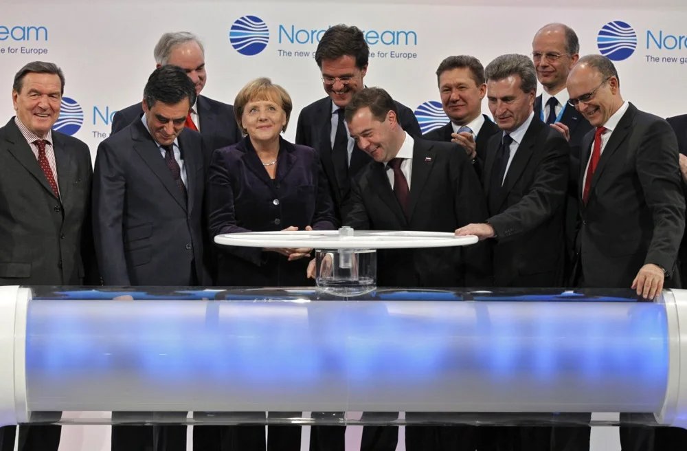 (слева направо) Герхард Шредер, Франсуа Фийон, Ангела Меркель, Марк Рютте и Дмитрий Медведев во время церемонии запуска газопровода «Северный поток» . Фото: EPA/DMITRY ASTAKHOV/RIA NOVOSTI/KREMLIN POOL