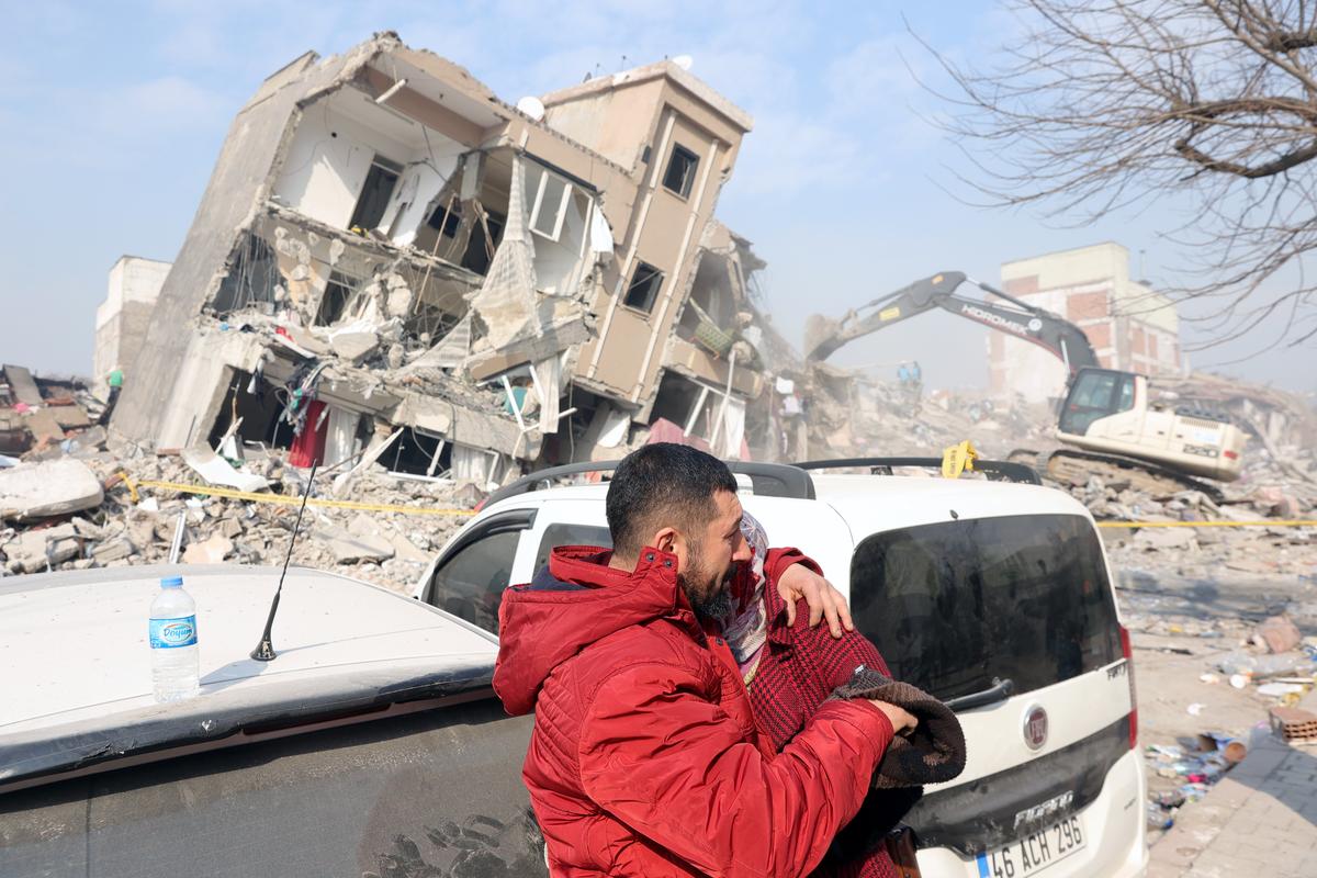 Обрушившееся здание после землетрясения в городе Кахраманмарас, Турция, 10 февраля 2023 года. Фото: EPA-EFE/ABIR SULTAN