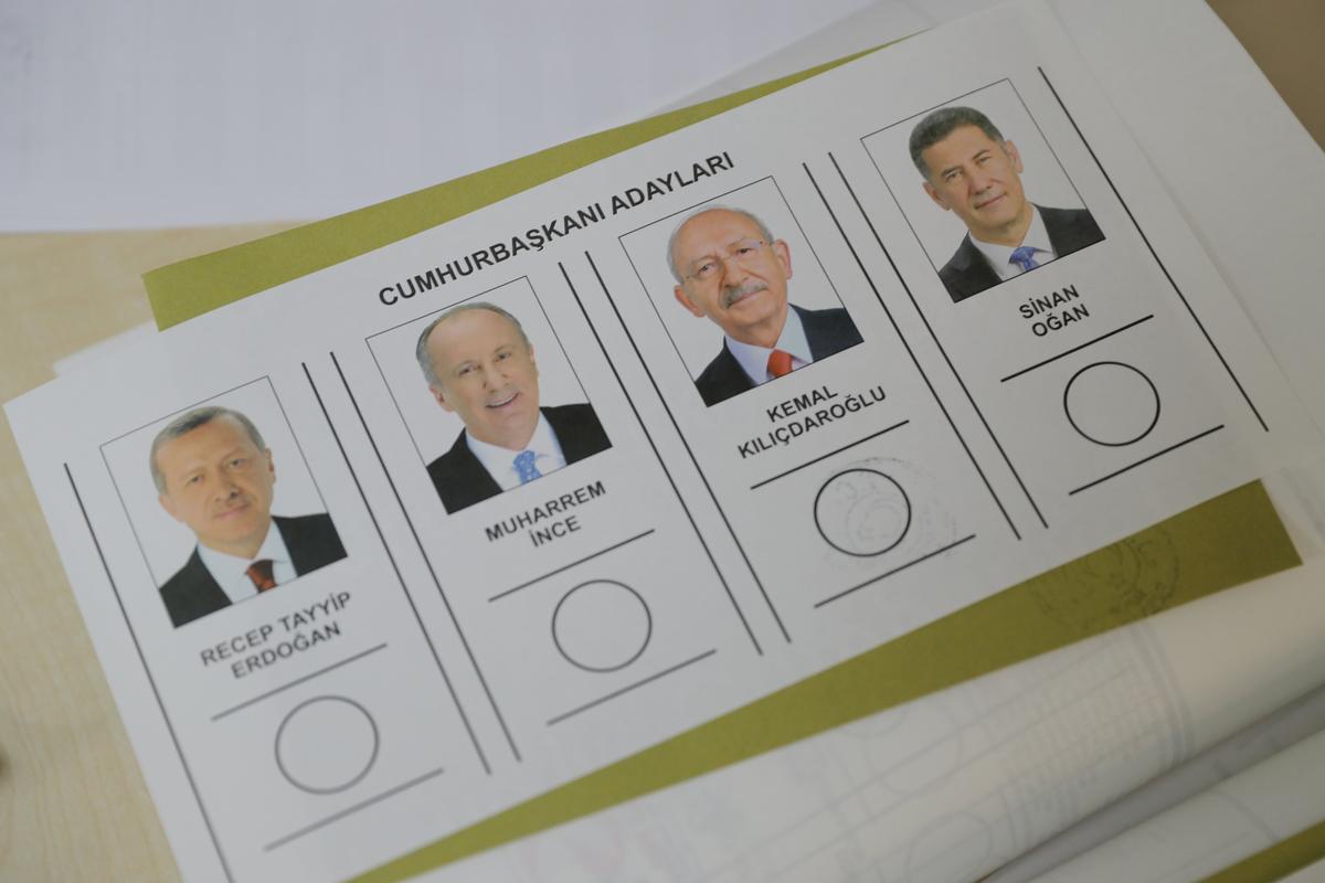 Бюллетень для голосования с кандидатами в президенты Турции Реджепом Тайипом Эрдоганом, Мухарремом Инджем, Кемалем Киличдароглу и Синаном Оганом. Фото: Burak Kara/Getty Images