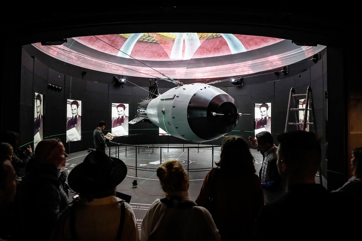 Посетители рассматривают модель корпуса «Царь-бомбы» на ВДНХ в Москве, 26 октября 2023 года. Фото: Юрий Кочетков / EPA-EFE