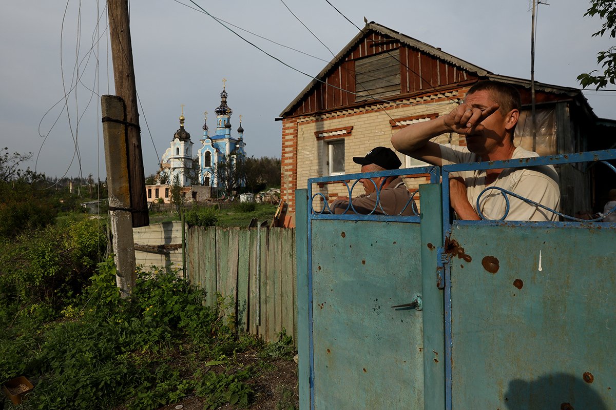 Жители села Богородичное Донецкой области, 25 мая 2023 года. Фото: Олег Петрасюк / EPA-EFE