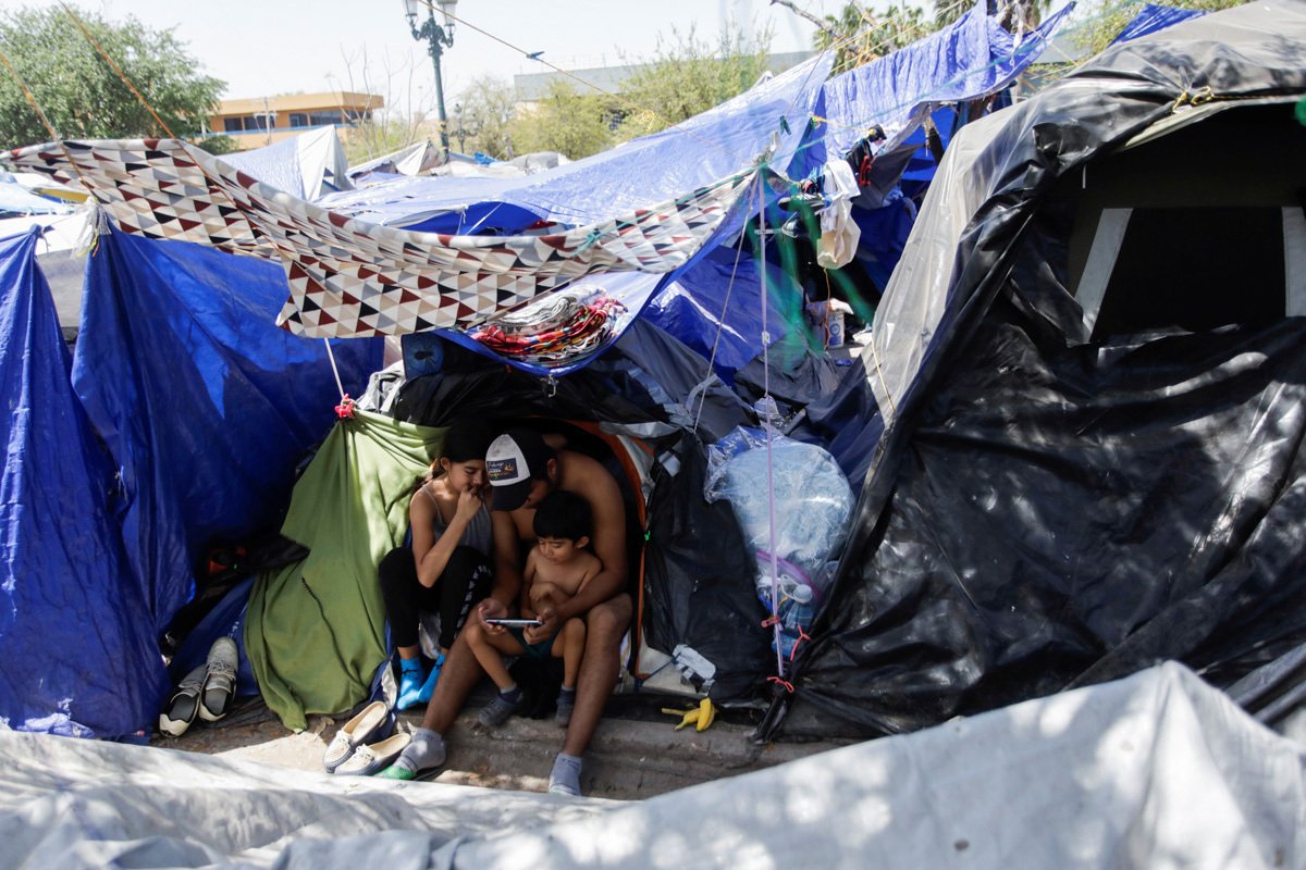Семья мигрантов возле палатки в палаточном лагере в Рейносе, Мексика, 31 марта 2022 года. Фото: Daniel Becerril / Reuters / Scanpix / LETA