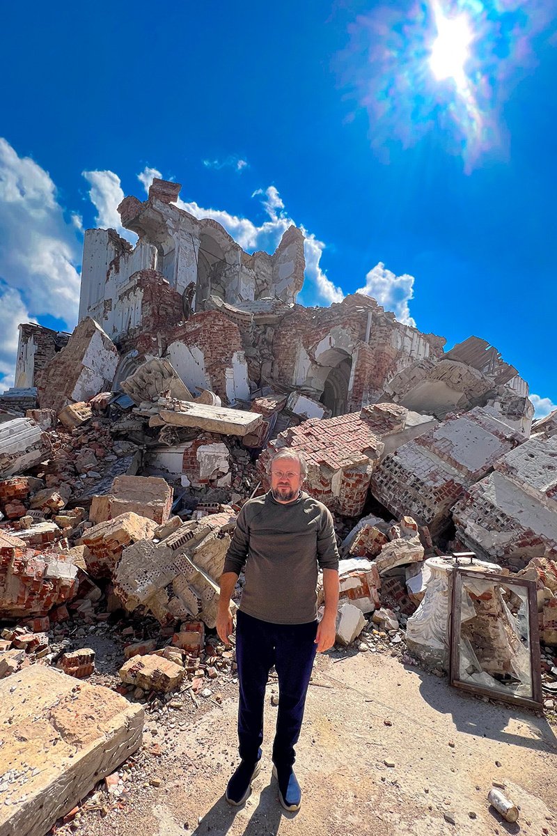 Кирилл Говорун на фоне разрушенного храма, фото: Кирилл Говорун / Facebook