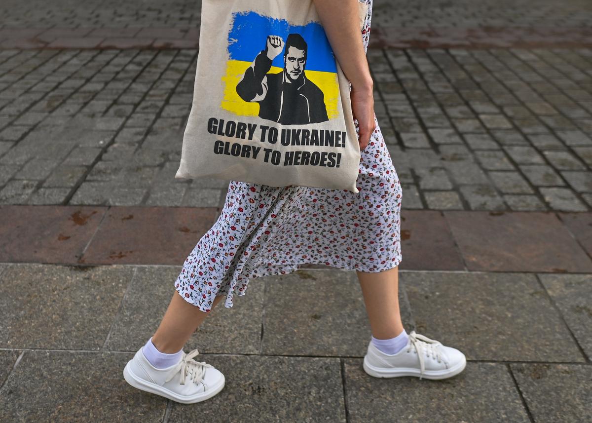 Женщина несет сумку с надписью «Слава Украине, Слава Героям!». Краков, Польша. Фото: Artur Widak/Getty Images