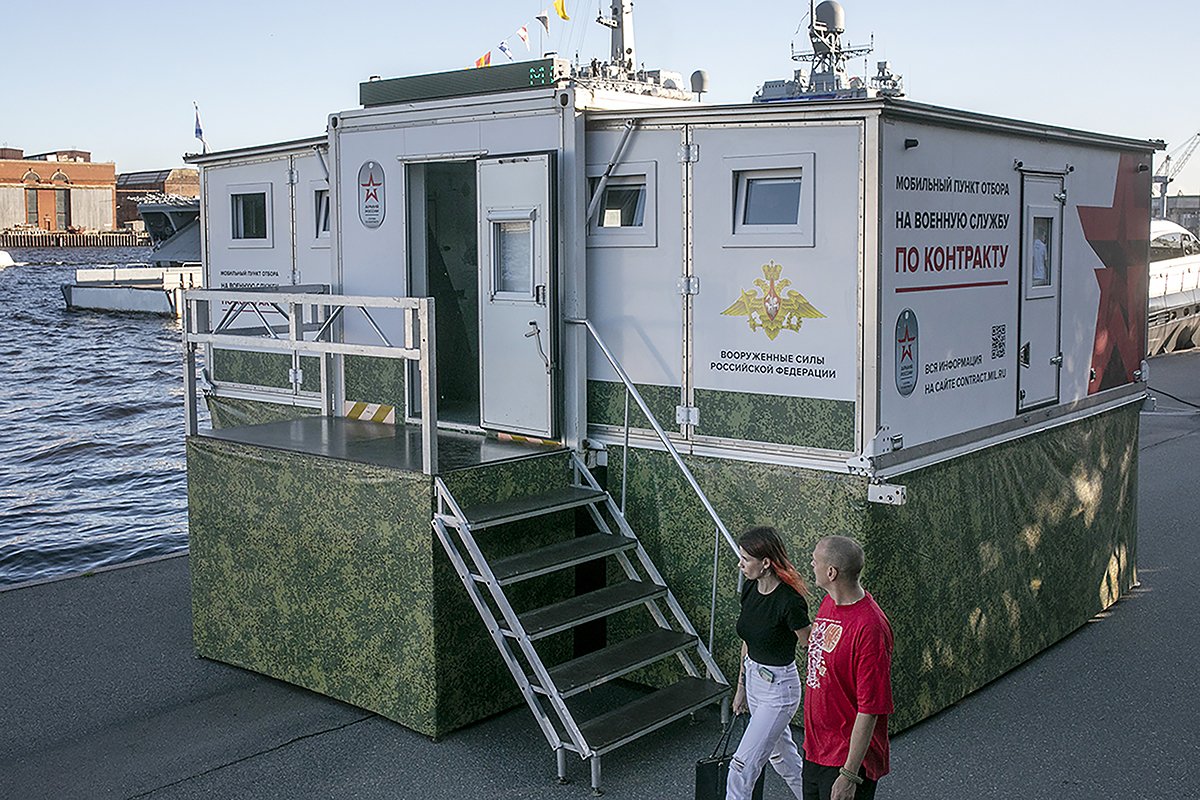 Мобилизационный пункт отбора на воинскую службу на набережной Санкт-Петербурга. Фото: Дмитрий Цыганов
