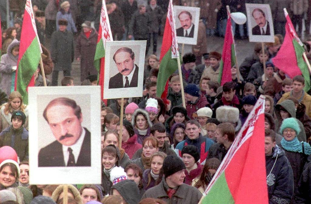 Marchers in Minsk carry portraits of Lukashenko to celebrate the first anniversary of a referendum that gave him almost unlimited powers, 22 November 1997. Photo: EPA / VIKTOR DRACHEV