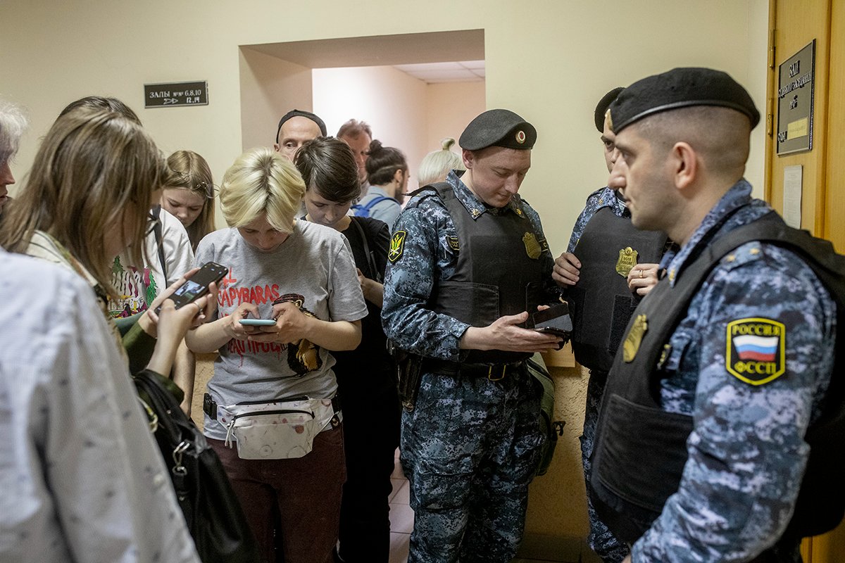 Inside the court building in St. Petersburg during a court hearing on Sasha Skochilenko’s case, 24 May 2023. Photo: Igor Selivanov