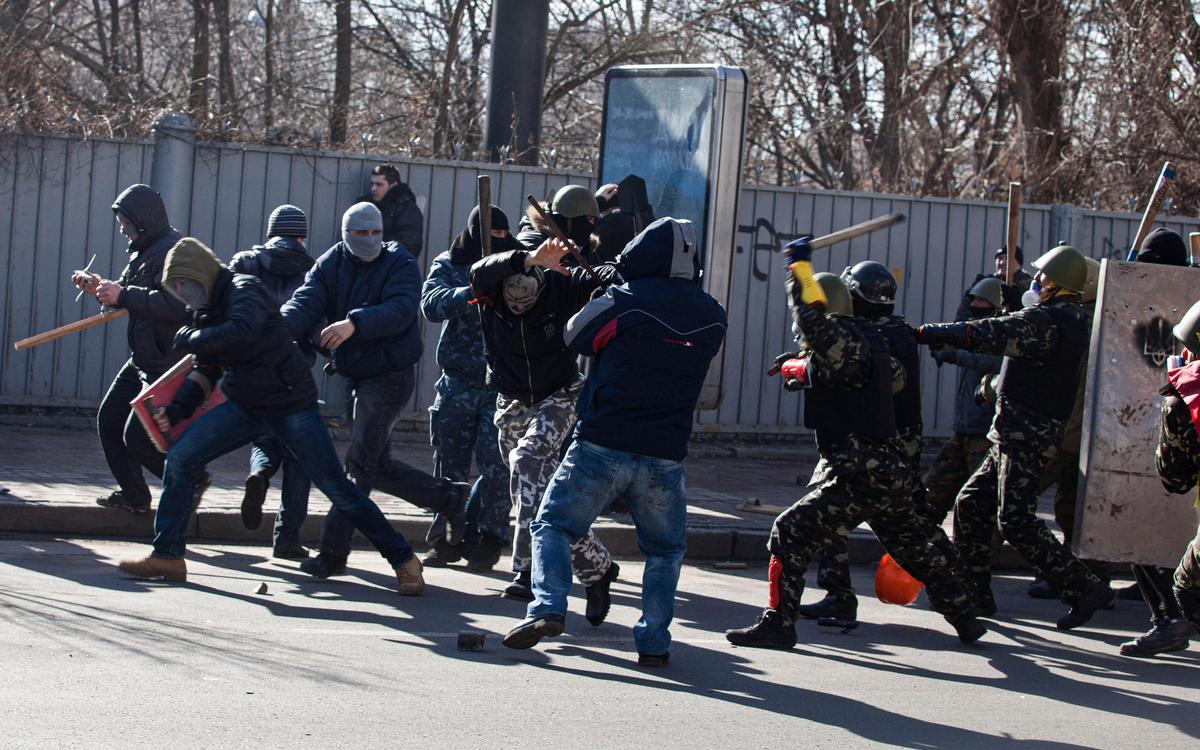 Столкновение протестующих с «Титушками», Киев, Украина, 18 февраля 2014 года. Фото: Джо М. О’Брайен / SOPA Images / LightRocket / Getty Images