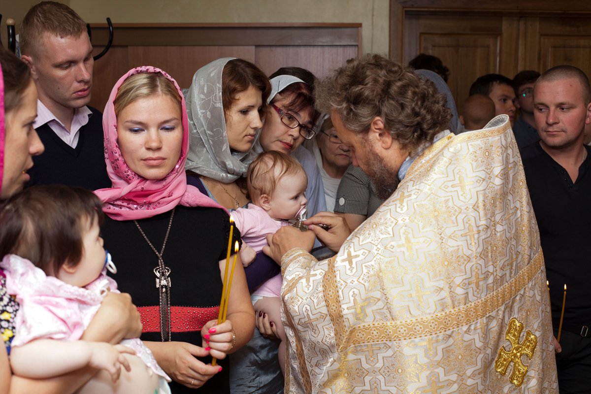 Крещение младенца в русской православной церкви. Фото: Андрей Кекяляйнен / Alamy / Vida Press