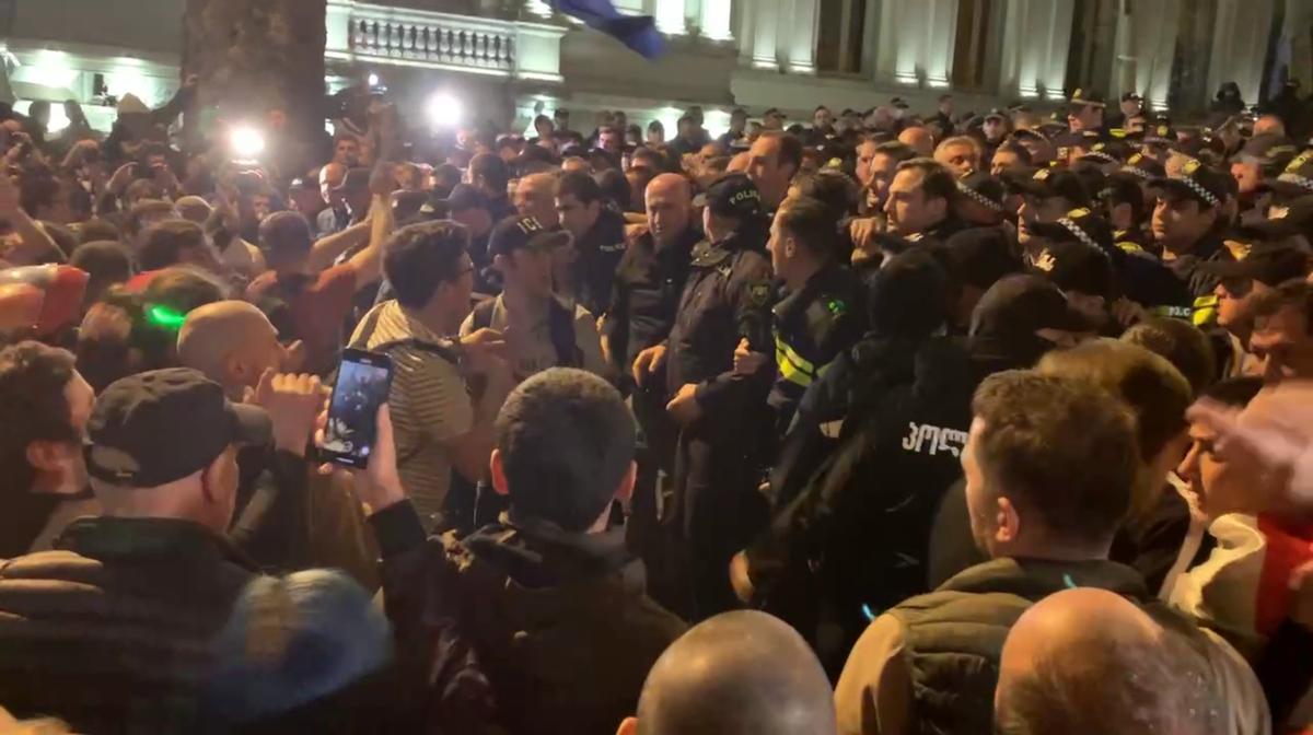 Протест против принятия закона об «иноагентах» в Тбилиси напротив здания парламента Грузии, фото: «Новая газета Европа»
