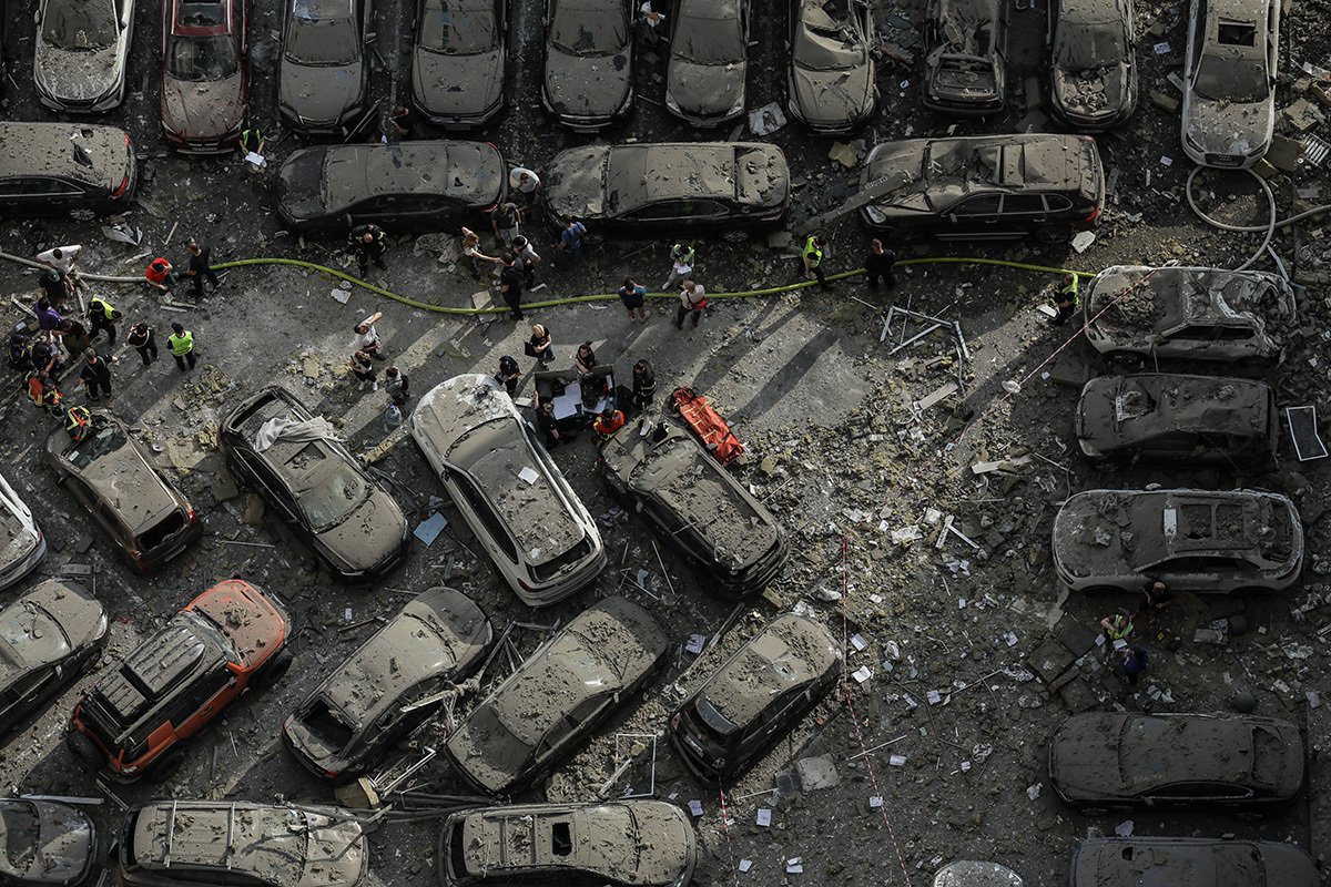 Makina në oborrin e një ndërtese banimi të dëmtuar nga mbeturinat e raketave, Kiev, Ukrainë, 24 qershor 2023. Foto: Oleg Petrasyuk / EPA-EFE