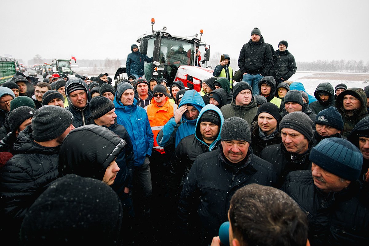 Польские фермеры блокируют движение тракторами во время протеста в городе Борки, Люблинское воеводство, Польша, 9 февраля 2024 года. Фото: Bartlomiej Wojtowicz / EPA-EFE