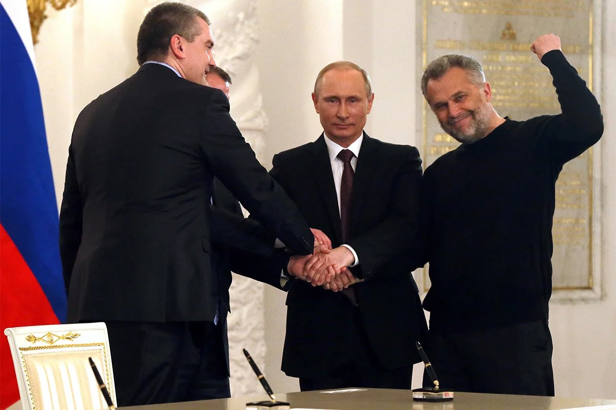 Vladimir Putin shakes hands with Russia-installed Crimean officials in the Kremlin, 18 March 2014. Photo: EPA/SERGEI ILNITSKY