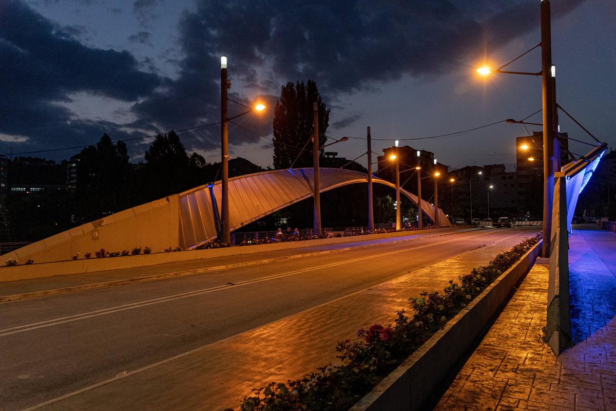 Мост, разделяющий северную и южную Митровицу. Фото: Влад Докшин / Специально для «Новой газеты.Европа»