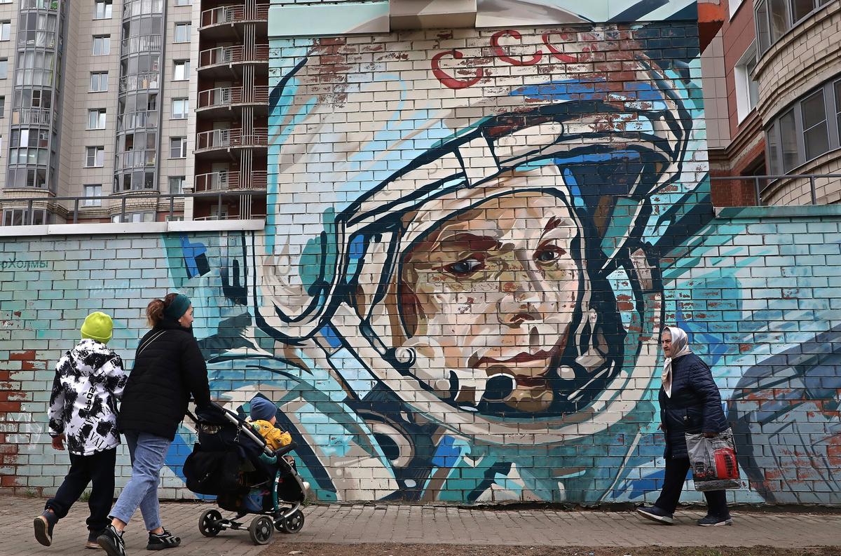 A mural honouring the first human in space, Yury Gagarin, in Krasnogorsk, near Moscow, 12 April 2024. Photo: EPA-EFE/MAXIM SHIPENKOV