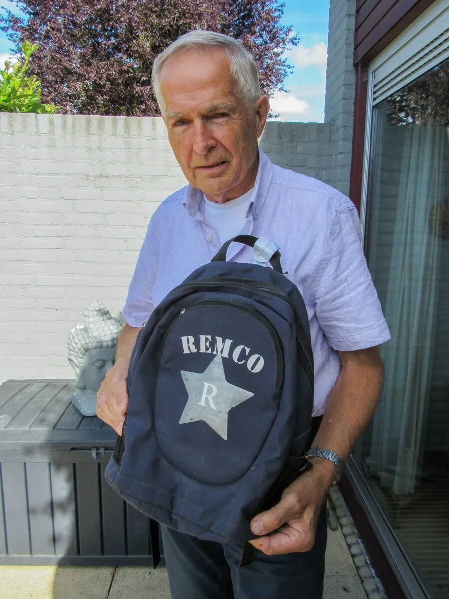 Anton Kotte holds the backpack of his dead grandson. Photo: Ekaterina Glikman