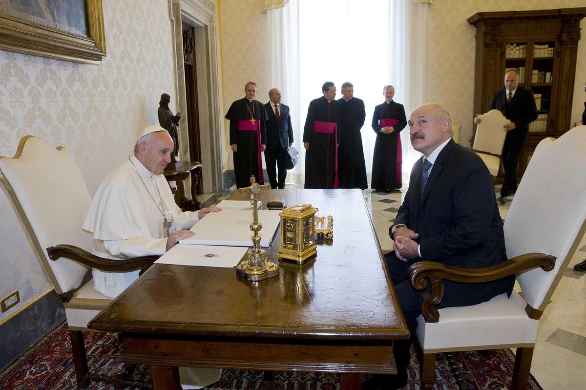Папа Римский Франциск беседует с президентом Беларуси Александром Лукашенко во время частной аудиенции в студии понтифика в Ватикане, 21 мая 2016 года. Фото: Andrew Medichini / EPA