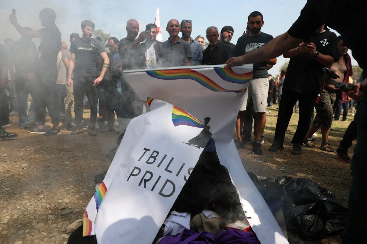 Anti-LGBT protesters break through a police cordon and burn posters in the area reserved for Tbilisi Pride, 8 July 2023. Photo: Irakli Gedenidze / Reuters / Scanpix / LETA