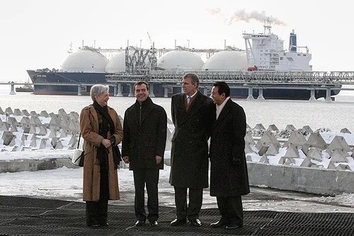 Российские и западные политики посещают проект « Сахалин-2 » 18 февраля 2009 года. Фото:  Wikimedia Commons, CC BY 4.0
