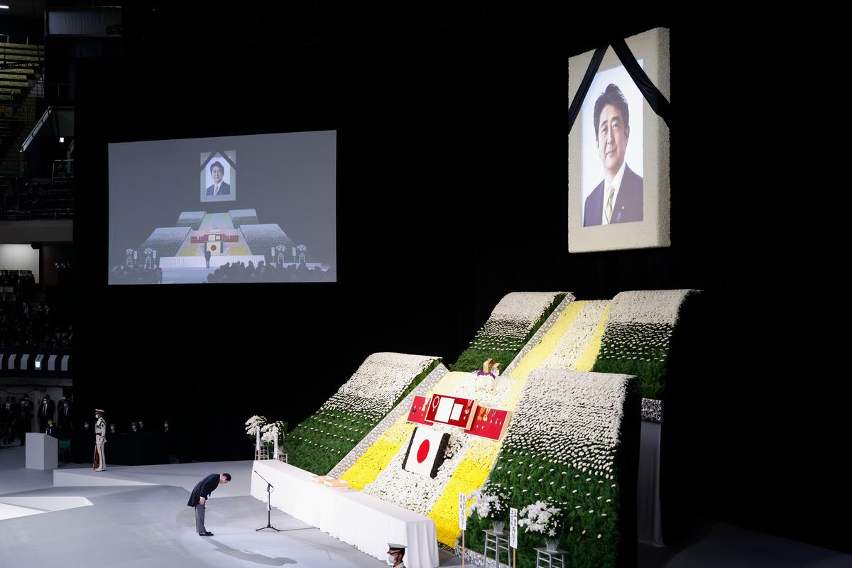 Премьер-министр Японии Фумио Кисида кланяется после возложения цветов к алтарю во время государственных похорон бывшего премьер-министра Японии Синдзо Абэ. Токио, 27 сентября 2022 г. Фото: Kim Kyung-hoon/Getty Images