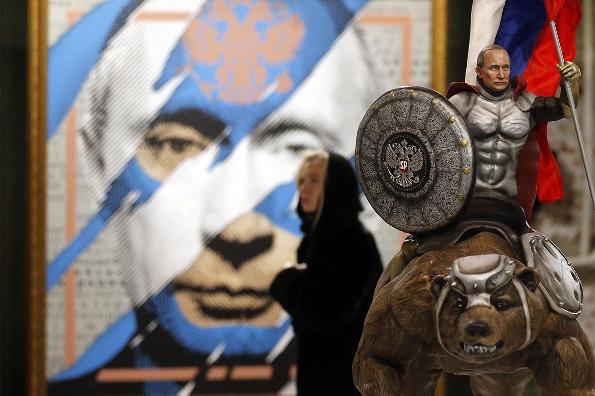 Посетительница перед произведением, изображающим президента России Владимира Путина, на выставке «СУПЕРПУТИН» в Музее современного искусства в Москве, 7 декабря 2017 года. Фото: Максим Шипенков / EPA-EFE