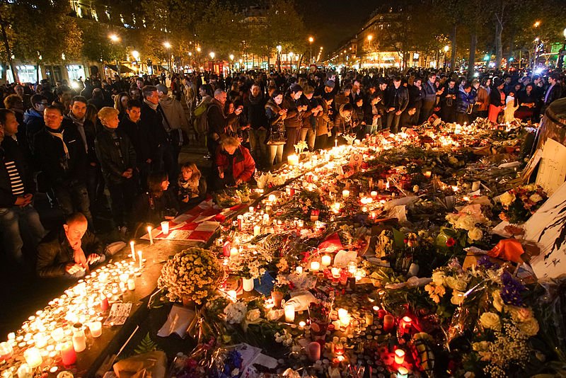 Акция памяти в Париже. Ноябрь 2015 год. Фото: Википедия