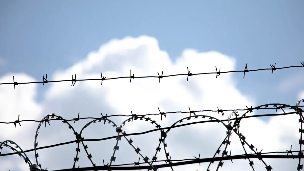 Пенсионеру из Бурятии дали 8,5 лет заключения за то, что он едва не задушил школьницу, приняв ее за украинскую диверсантку