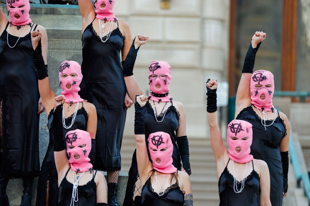 Pussy Riot на съемках клипа на песню «Боже, храни аборты» на ступенях здания штата Индиана в Индианаполисе. Фото: Jeremy Hogan / SOPA Images / LightRocket / Getty Images