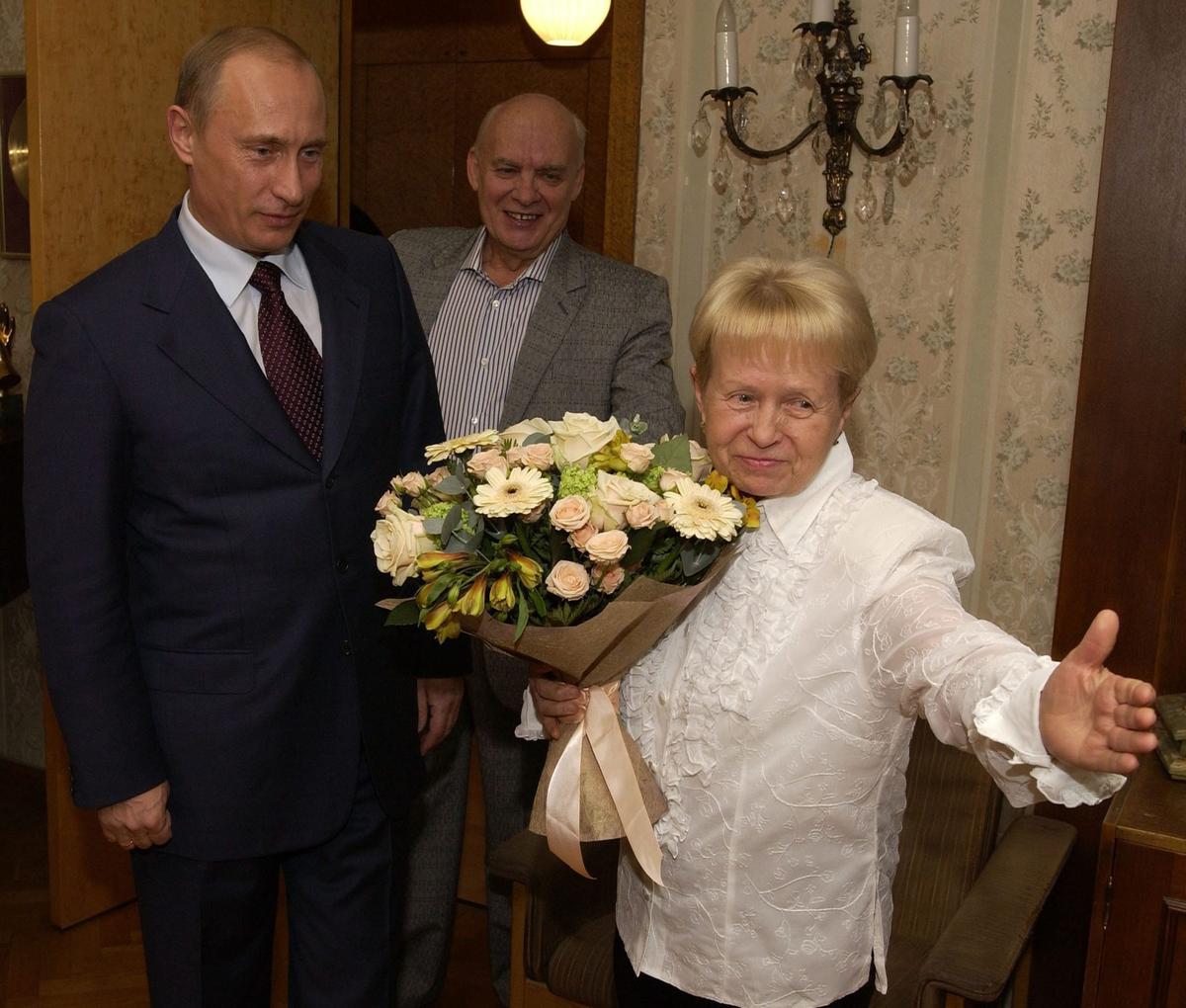 Владимир Путин поздравляет Александру Пахмутову с днем рождения, 2004 год. Фото: EPA / PRESIDENTIAL PRESS SERVICE