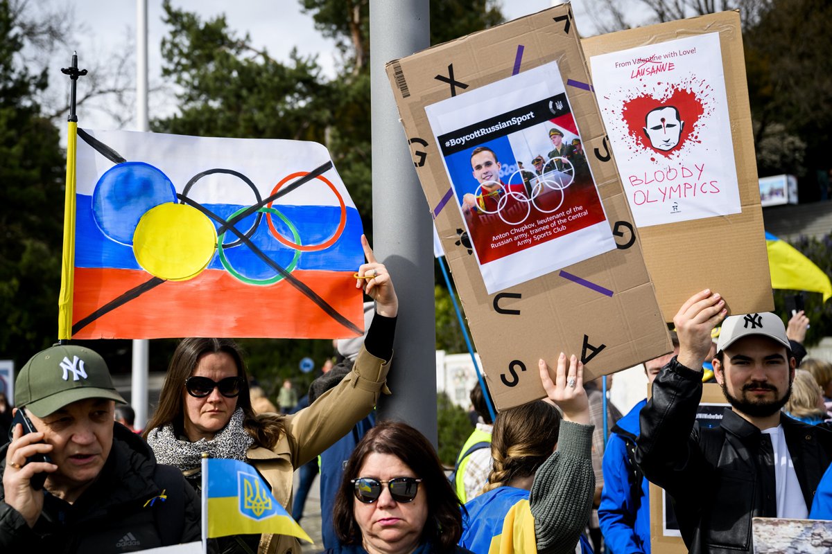 Представители украинской общины в Швейцарии протестуют перед Олимпийским музеем в Лозанне, Швейцария, 25 марта 2023 года. Фото: Jean-Christophe Bott / EPA-EFE