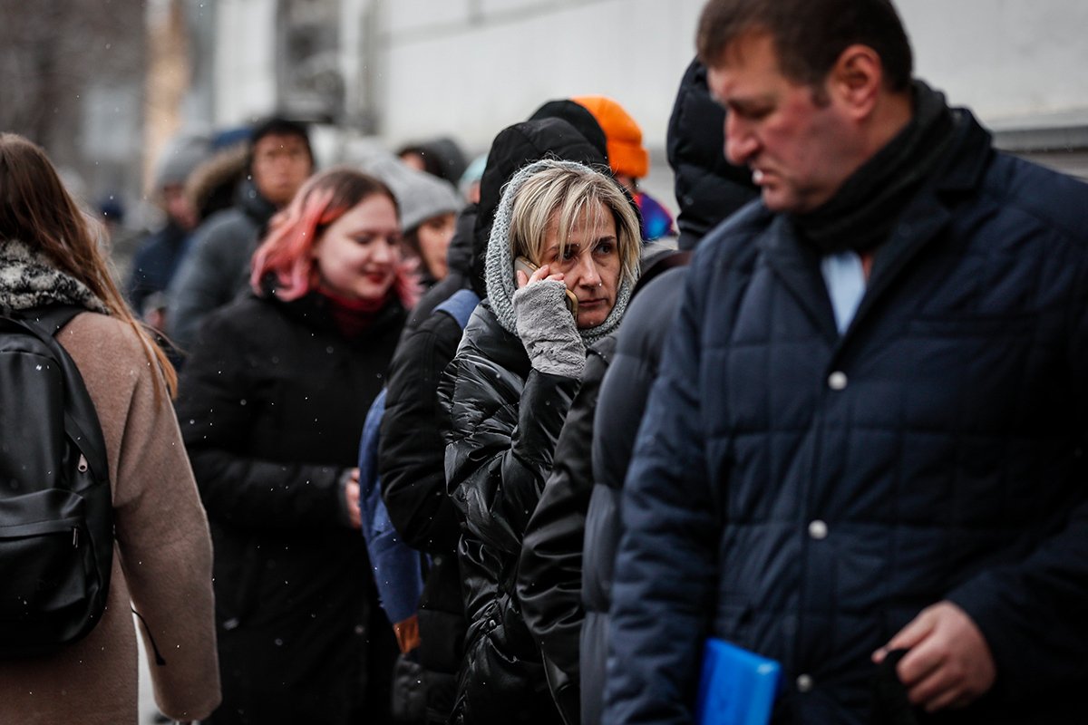 Очередь из желающих поставить подпись за Бориса Надеждина в Москве, 25 января 2024 года. Фото: Юрий Кочетков / EPA-EFE