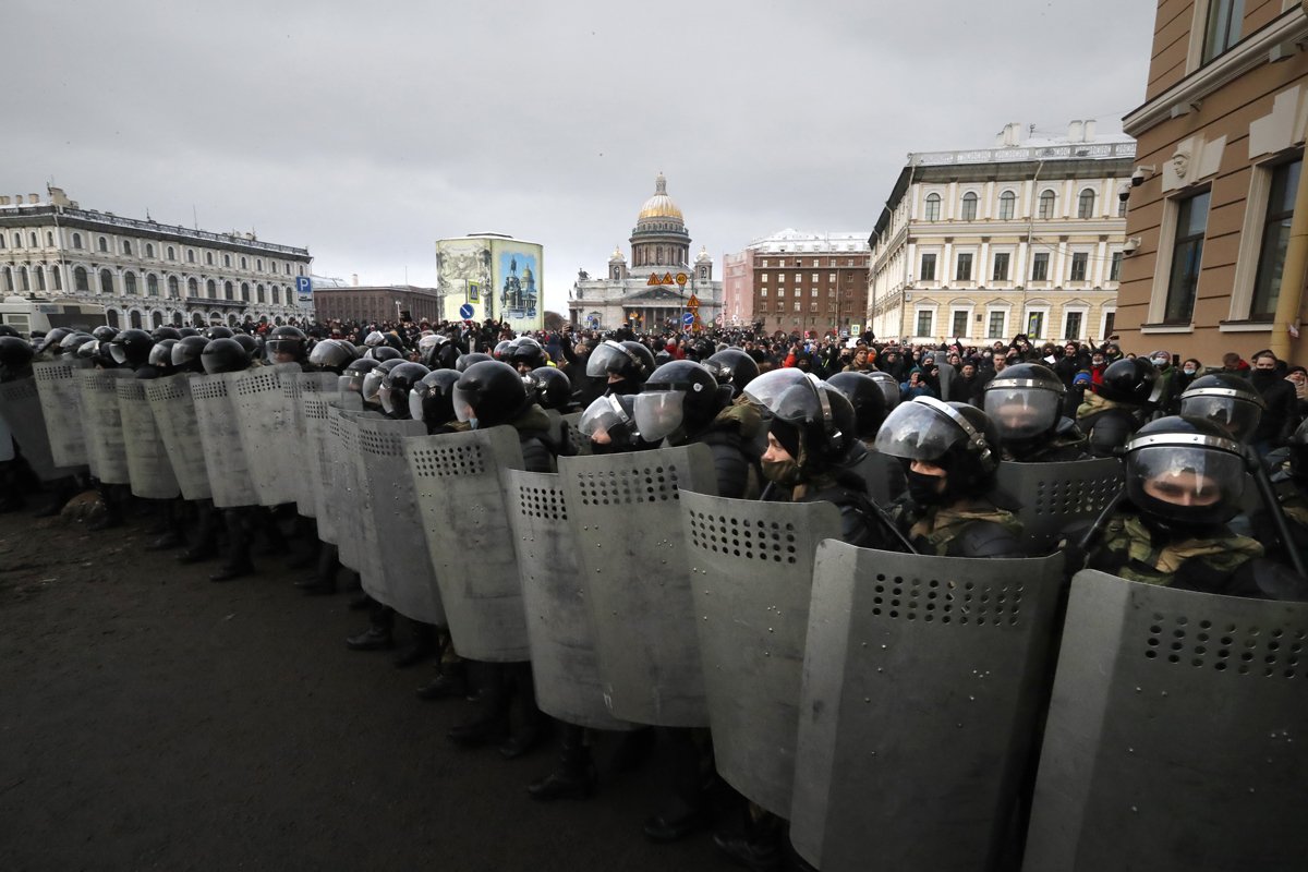 Полицейские на акции протеста в поддержку Навального в Санкт-Петербурге, 31 января 2021 года. Фото: Анатолий Мальцев / EPA