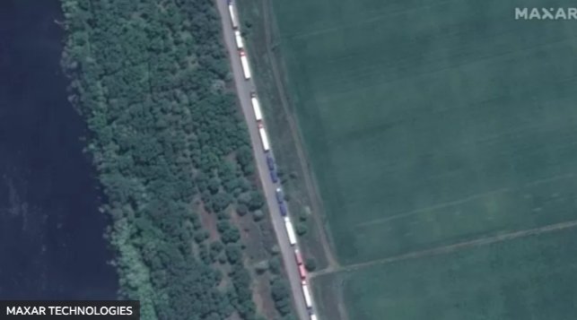 Очередь из грузовиков к северу от границы в районе Армянска, спутниковых снимок опубликовала Русская служба «Би-би-си».
