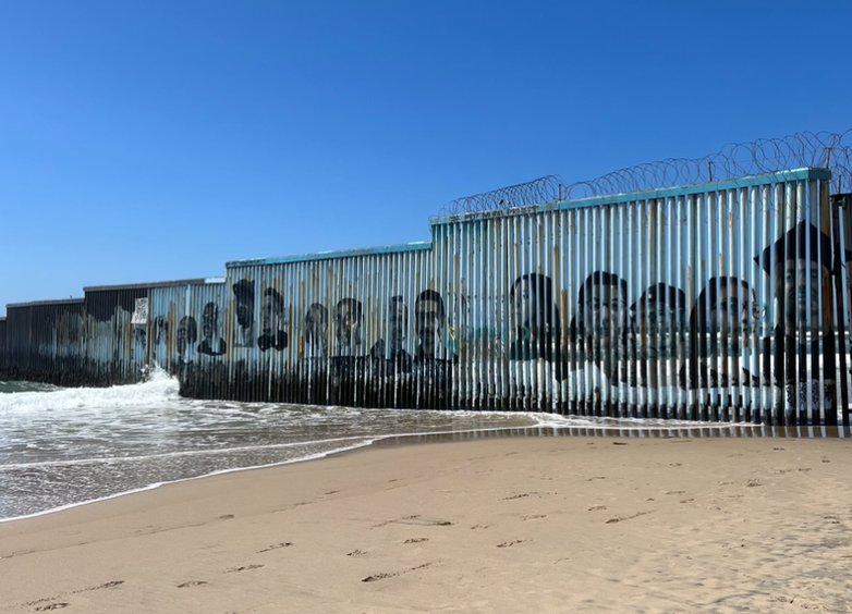 Граффити с портретами мигрантов, которым грозила депортация. Фото: Елизавета Кирпанова / специально для «Новой газеты. Европа»