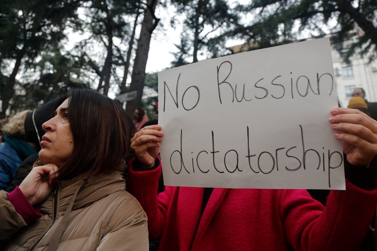 Плакат во время акции протеста против так называемого «Закона об иностранных агентах», Тбилиси, Грузия, 6 марта 2023 года. Фото: Зураб Курцикидзе / EPA-EFE