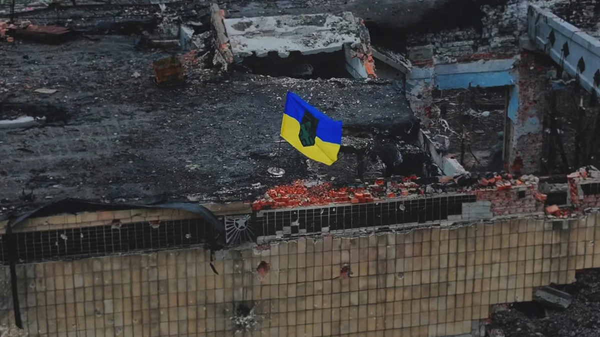 The flag raised by Ukrainian soldiers on the Kupyansk city administration building. Photo: <a href="https://www.facebook.com/reel/766191142519985/?__cft__%5b0%5d=AZbnQSffnR3jLKdDaXEREOsSKYIxAev5uo_xXoD3Z_hGQiVYC280RumlonbxF7N-4xpM0ZaRgQhESbPbNKQXtzy6-VlvkSUa5lzO8LViGz4_G_4fIA8Ypc4NsY8tW29HsnN-23OQgjNLsrkAoeJWbkOSI90n-ayTHBjkxlVNh8_u2BkbGqdNg0S7g9LmNZB3V8UHn14AafFMwsqmtnLiw6GI&__tn__=%2CO%2CP-R" rel="noopener noreferrer" title="https://www.facebook.com/reel/766191142519985/?__cft__%5b0%5d=AZbnQSffnR3jLKdDaXEREOsSKYIxAev5uo_xXoD3Z_hGQiVYC280RumlonbxF7N-4xpM0ZaRgQhESbPbNKQXtzy6-VlvkSUa5lzO8LViGz4_G_4fIA8Ypc4NsY8tW29HsnN-23OQgjNLsrkAoeJWbkOSI90n-ayTHBjkxlVNh8_u2BkbGqdNg0S7g9LmNZB3V8UHn14AafFMwsqmtnLiw6GI&__tn__=%2CO%2CP-R">Khartiya Corps</a>