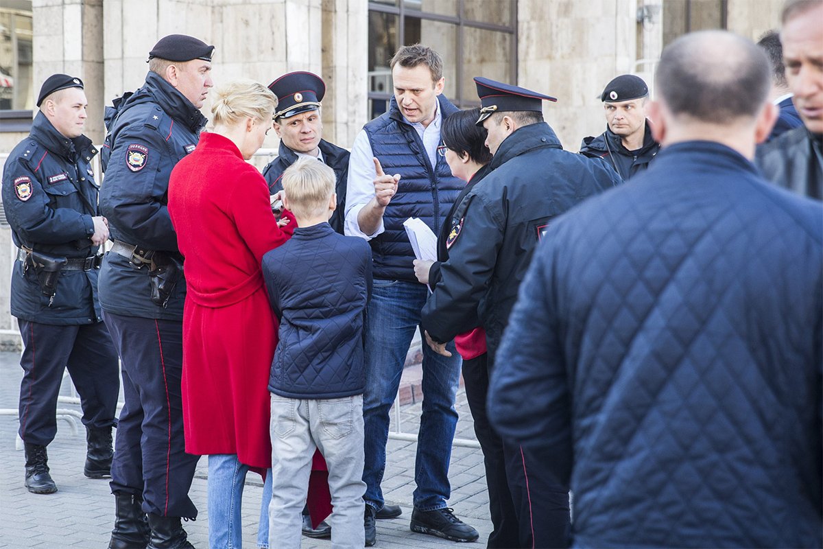 Алексей Навальный говорит сыну Захару не плакать. Несмотря на возражения Юлии Галяминой, одного из организаторов митинга против плана реновации, семью Навальных вывели с митинга, 14 мая 2017 года. Фото: Евгений Фельдман для проекта «Это Навальный» (CC-BY-NC)