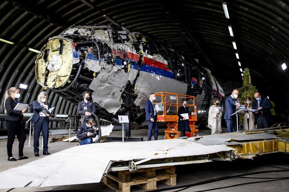 Members of the court view the reconstruction of the MH17 aircraft shot down in 2014, the Netherlands, 26 May 2021. Photo: EPA-EFE / SEM VAN DER WAL