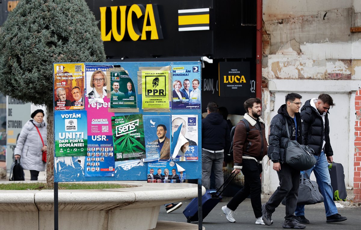 Предвыборные плакаты в Бухаресте, 28 ноября 2024 года. Фото: Robert Ghement / EPA-EFE